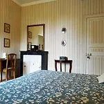 Chateau De Bellevue Proche Du Puy Dufou Bed and Breakfast