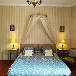 Chateau De Bellevue Proche Du Puy Dufou Bed and Breakfast