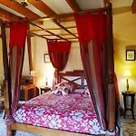 Chateau De Bellevue Proche Du Puy Dufou Bed and Breakfast Sainte-Cécile