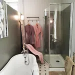 Chateau De Bellevue Proche Du Puy Dufou Bed and Breakfast 3*