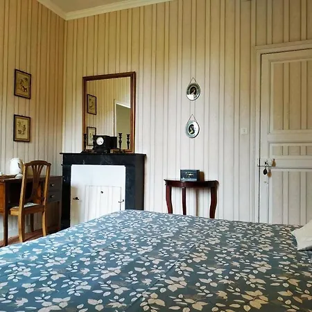Chateau De Bellevue Proche Du Puy Dufou Bed & Breakfast